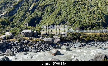 Il fiume Hooker sulla pista della valle della prostituta verso il lago alpino annidato ai piedi del monte Aoraki Cook nel parco nazionale Foto Stock