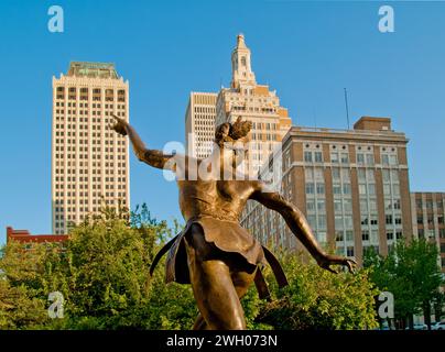 La statua della "ballerina indiana dell'Oklahoma" (di Jay o'Meilia) commemora le carriere di cinque ballerine indiane dell'Oklahoma acclamate a livello internazionale Foto Stock