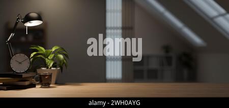Uno spazio per le copie per visualizzare il tuo prodotto include una lampada da tavolo, un orologio, una tazza da caffè, una pianta in vaso e libri su un tavolo in legno duro in una stanza. Home o Foto Stock