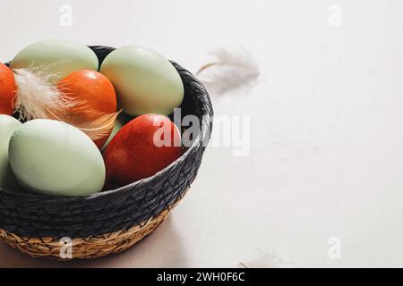 Uova rosse e blu dai colori naturali, biologiche, pascolo rialzato, vista ravvicinata Foto Stock