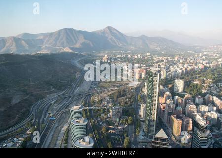 Vista panoramica dell'Autopista Costanera Norte, della catena montuosa di Manquehue e del quartiere Vitacura a Santiago, Cile. Foto Stock