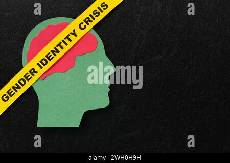 Profilo della testa umana con crisi di identità di genere in uno sfondo nero scuro. Foto Stock