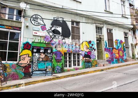 La vivace arte dei graffiti definisce il paesaggio urbano di Valparaiso in Cile. Foto Stock