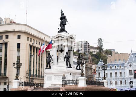 Il Monumento agli Eroi di Iquique, situato in Plaza Sotomayor, Valparaiso, commemora le azioni eroiche degli ufficiali navali cileni. Foto Stock