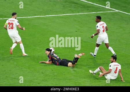 Al Rayyan, Qatar. 6 febbraio 2024. Cho GUE-sung (2° L) della Corea del Sud reagisce dopo essere caduto durante la semifinale tra Giordania e Corea del Sud alla Coppa d'Asia AFC Qatar 2023 ad al Rayyan, Qatar, 6 febbraio 2024. Crediti: Jia Haocheng/Xinhua/Alamy Live News Foto Stock