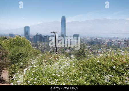 La splendida vista dalla collina di San Cristobal a Santiago offre vedute panoramiche del paesaggio urbano incorniciato dalle maestose Ande in lontananza. Foto Stock