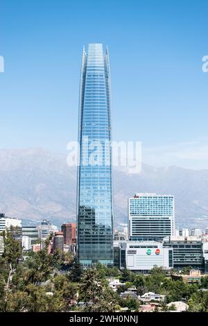 La Costanera Tower, l'edificio più iconico del Cile, si distingue nel paesaggio visto dal Parco metropolitano di Santiago nei primi giorni d'estate. Foto Stock