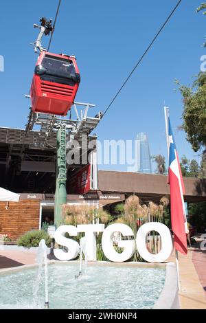 La funivia di Santiago, o Teleférico, è una popolare attrazione turistica che offre facile accesso alla cima del colle Cerro San Cristóbal. Foto Stock