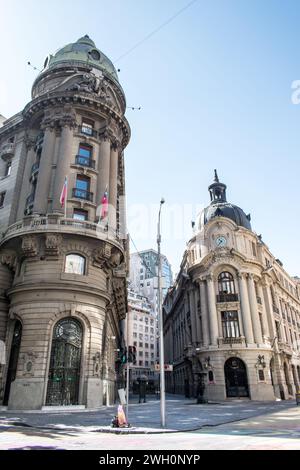 Il Santiago Stock Exchange Building, costruito dall'architetto Emile Jecquier tra il 1913 e il 1917, si trova in via Bandera nel centro di Santiago del Cile. Foto Stock