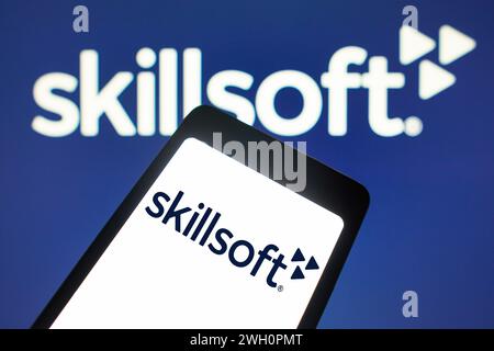 Brasile. 5 febbraio 2024. In questa immagine, il logo Skillsoft viene visualizzato sullo schermo di uno smartphone e sullo sfondo. Credito: SOPA Images Limited/Alamy Live News Foto Stock