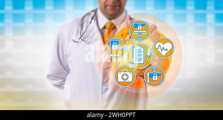 Medico non riconoscibile che sincronizza le cartelle cliniche dei pazienti su dispositivi portatili. Concetto sanitario per la tecnologia informatica sanitaria, elettronica Foto Stock