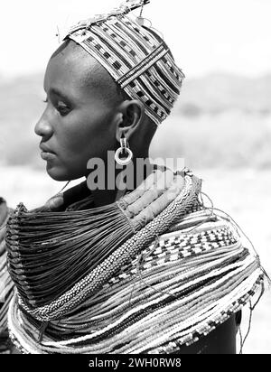 Una donna Rendille che indossa una collana tradizionale realizzata con fasci di capelli di coda di giraffa. Regione di Korr nel nord del Kenya. Foto Stock