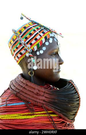 Una donna Rendille che indossa una collana tradizionale realizzata con fasci di capelli di coda di giraffa. Regione di Korr nel nord del Kenya. Foto Stock