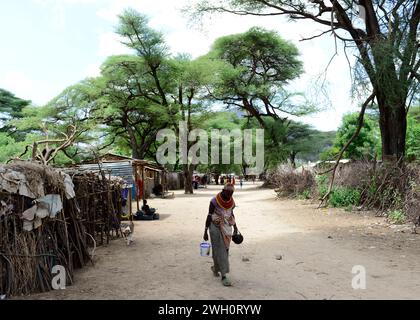 Camminando attraverso il villaggio di Ngurunit nel Kenya nord-occidentale. Foto Stock