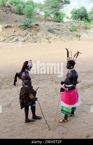 Guerrieri Samburu (morani) nell'area di South Horr nel nord del Kenya. Foto Stock