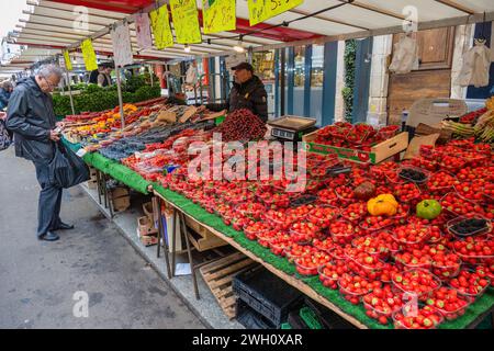 Parigi, Francia - 14 maggio 2023: Molte passeggiate turistiche e shopping al mercato Aligre di Parigi Foto Stock