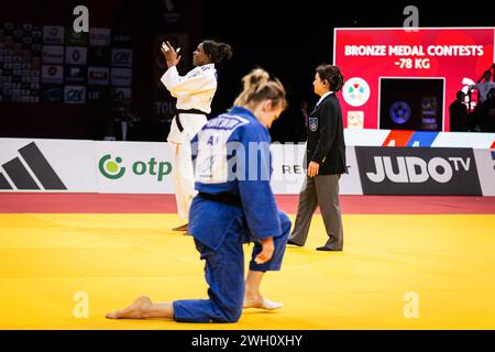 Parigi, Francia. 4 febbraio 2024. Madeleine Malonga (bianca) di Francia celebra dopo aver vinto una medaglia di bronzo durante il Judo Grand Slam Paris 2024, femminile -78kg. L'Accor Arena, a Parigi, ha ospitato il grande Slam di Parigi dal 2 al 4 febbraio, un evento del circuito mondiale della Federazione Internazionale di Judo (IFJ). Domenica, ultimo giorno di gara, hanno gareggiato atleti di uomini con 90kg e 100kg e donne con 78kg, e 78kg categorie. Credito: SOPA Images Limited/Alamy Live News Foto Stock