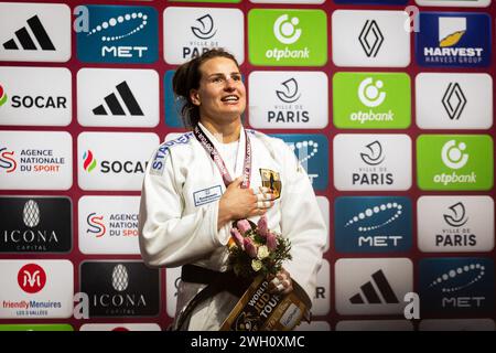 Parigi, Francia. 4 febbraio 2024. La tedesca Anna-Maria Wagner ha visto sul podio con la medaglia d'oro durante il Judo Grand Slam di Parigi, 78 kg 2024. L'Accor Arena, a Parigi, ha ospitato il grande Slam di Parigi dal 2 al 4 febbraio, un evento del circuito mondiale della Federazione Internazionale di Judo (IFJ). Domenica, ultimo giorno di gara, hanno gareggiato atleti di uomini con 90kg e 100kg e donne con 78kg, e 78kg categorie. (Foto di Telmo Pinto/SOPA Images/Sipa USA) credito: SIPA USA/Alamy Live News Foto Stock