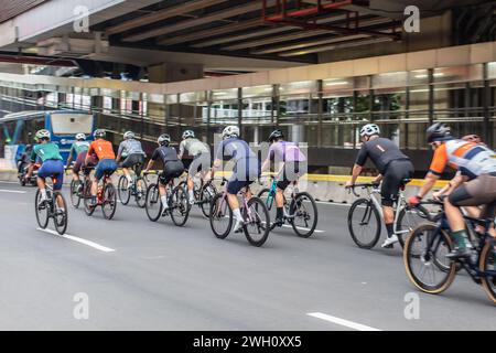 Giacarta, Indonesia - 7 febbraio 2024: Gruppo non identificato di ciclisti visti per le strade di Giacarta, Indonesia. Foto Stock