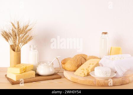 Prodotti lattiero-caseari e pane su fondo in legno. Simboli della festa ebraica - Shavuot. Vista frontale. Foto Stock