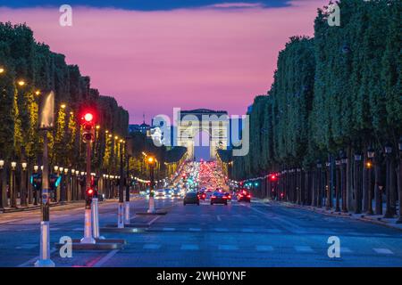Parigi Francia, serata sullo skyline della città all'Arc de Triomphe e agli Champs Elysees Foto Stock