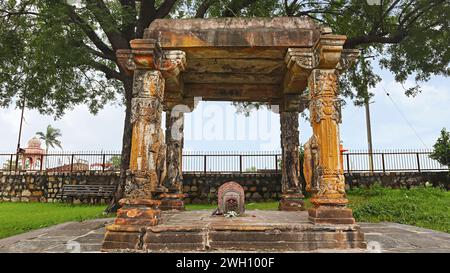 Vista del Tempio in rovina Lord Ganesh con Riddhi e Siddhi, nel Campus del Tempio di Chandrabhaga, Jhalarapatan, Rajasthan, India. Foto Stock