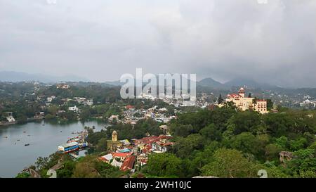 Vista di Abu da Toad Rock, Monte Abu, Rajasthan, India. Foto Stock