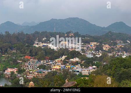 Vista di Abu da Toad Rock, Monte Abu, Rajasthan, India. Foto Stock