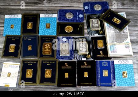 Cairo, Egitto, gennaio 29 2024: Egyptian Pounds Bill, BTC, Sam, Swiss Gold pure Gold, Nagm ad-DIN, fine Silver ounces Bars, Islamic Pound e Sovereig Foto Stock