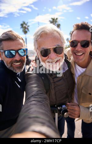 Gruppi diversi, adulti, Caucasici, turisti, felici e sorridenti, si fanno un selfie all'aperto. Foto Stock