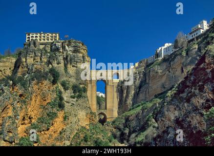 Puente Nuevo a Ronda, case sulla scogliera sopra la gola del fiume Guadalevín, vista dal Camino de los Molinos, Ruta de los Pueblos Blancos, Andalusia, Spagna Foto Stock