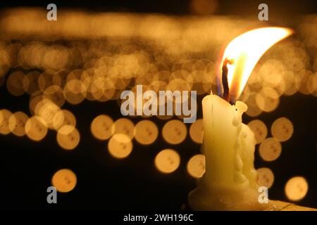 Una grande funzione in ricordo dei martiri del movimento linguistico. Il Comitato Ekushey Udjapon di Narail organizza l'illuminazione di candele a un lakh a Narail. Khulna, Bangladesh. Foto Stock