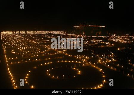 Una grande funzione in ricordo dei martiri del movimento linguistico. Il Comitato Ekushey Udjapon di Narail organizza l'illuminazione di candele a un lakh a Narail. Khulna, Bangladesh. Foto Stock