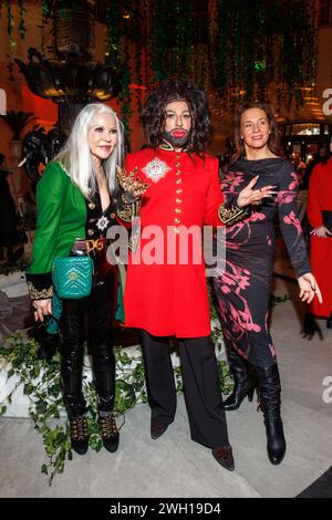 Settimana della moda Berlino - Anja Gockel Fashion Show Rita Schmidt, Harald Glööckler und Anja Gockel bei der Anja Gockel Fashion Show im Rahmen der Berliner Fashion Week 2024 im Hotel Adlon Kempinski am 06.02.2024 a Berlino. *** Fashion Week Berlin Anja Gockel Fashion Show Rita Schmidt, Harald Glööckler e Anja Gockel all'Anja Gockel Fashion Show come parte della Berlin Fashion Week 2024 all'Hotel Adlon Kempinski il 06 02 2024 a Berlino Copyright: XEventpressxKochanx Foto Stock