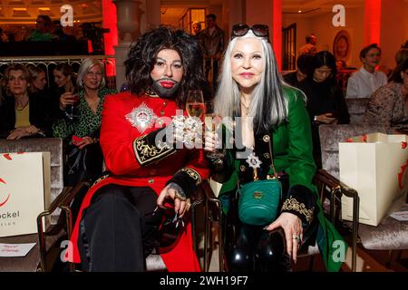 Settimana della moda Berlino - Anja Gockel Fashion Show Harald Glööckler und Rita Schmidt bei der Anja Gockel Fashion Show im Rahmen der Berliner Fashion Week 2024 im Hotel Adlon Kempinski AM 06.02.2024 a Berlino. *** Fashion Week Berlin Anja Gockel Fashion Show Harald Glööckler e Rita Schmidt all'Anja Gockel Fashion Show come parte della Berlin Fashion Week 2024 all'Hotel Adlon Kempinski il 06 02 2024 a Berlino Copyright: XEventpressxKochanx Foto Stock