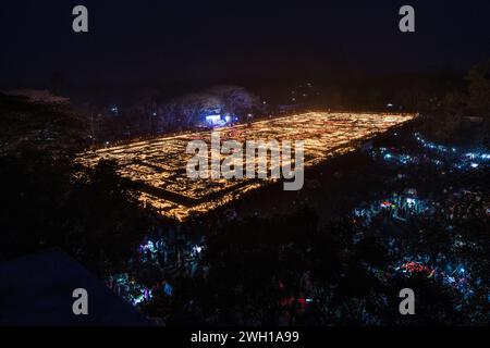 Una grande funzione in ricordo dei martiri del movimento linguistico. Il Comitato Ekushey Udjapon di Narail organizza l'illuminazione di candele a un lakh a Narail. Khulna, Bangladesh. Foto Stock