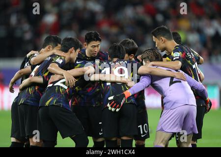 DOHA, QATAR - 6 FEBBRAIO: I giocatori della Corea del Sud conducono un discorso di squadra durante la semifinale della Coppa d'Asia AFC tra Giordania e Corea del Sud allo stadio Ahmad Bin Ali il 6 febbraio 2024 a Doha, Qatar. (Foto di MB Media/) Foto Stock