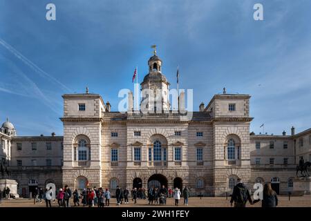 LONDRA, INGHILTERRA - 28 GENNAIO 2024: Edificio delle guardie a cavallo e la torre dell'orologio vista dalla Horse Guards Parade. Foto Stock