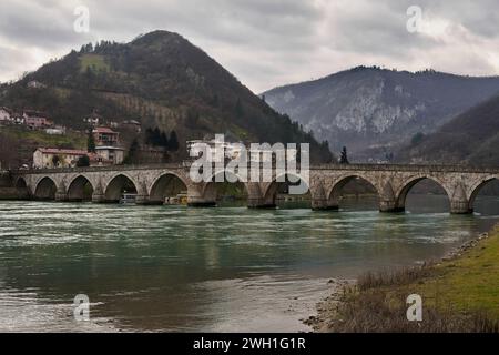 Il ponte Mehmed Pasha Sokolovic sul fiume Drina a Visegrad, Bosnia Erzegovina e Republika Srpska Foto Stock