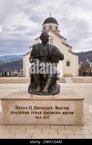 VISEGRAD, BOSNIA ED ERZEGOVINA - 01 gennaio 2024: Monumento a Petar II Petrovic-Njegos ad Andricgrad o Kamengrad a Visegrad, Bosnia ed Erzegovina Foto Stock