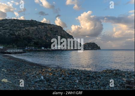 Baia mediterranea e montagne a Cipro in inverno Foto Stock