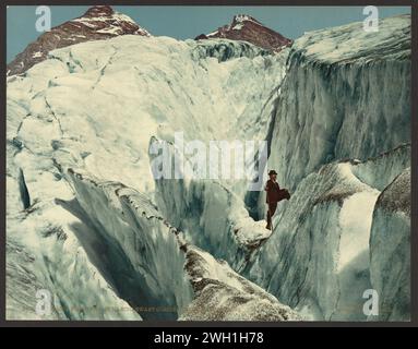 Formazione crepaccio nel ghiacciaio Illecillewaet, Selkirk Mountains. Canada. Uomo vestito in costume che cammina sul ghiacciaio. Stampe fotocromatiche--colore--1890-1900. Foto Stock