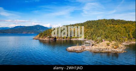Una vista aerea di una costa rocciosa nel paesaggio naturale canadese a Bowyer Island, British Columbia, Canada Foto Stock