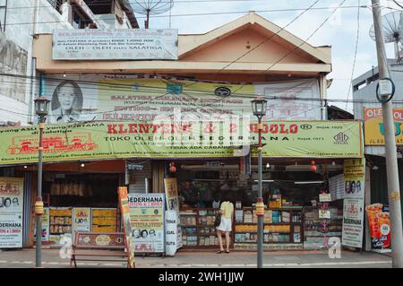 Persone che fanno shopping a Enting, uno spuntino locale gepuk in un negozio intorno a Salatiga, Indonesia - 4 febbraio 2024. Foto Stock