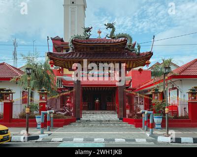 Statua del drago e altri simboli cinesi nella porta del tempio Klenteng Hok Tek Bio a Salatiga, Indonesia - 4 febbraio 2024. Foto Stock