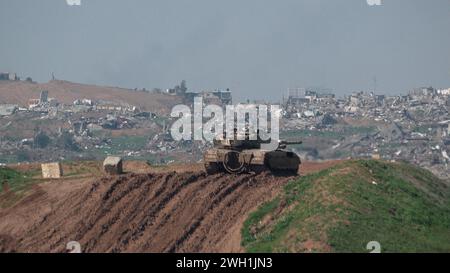 Un carro armato israeliano si trova in una posizione militare che domina la parte settentrionale di Gaza, nel mezzo delle continue battaglie tra Israele e il gruppo militante Hamas il 6 febbraio 2024 al confine con Gaza, Israele. Foto Stock