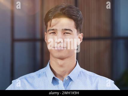 primo piano ritratto fotografico di felice uomo d'affari asiatico capo, uomo che guarda la fotocamera Foto Stock