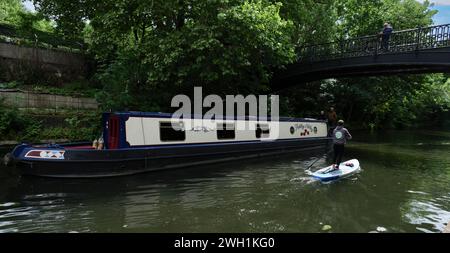 Londra - 29 05 2022: Barche e paddleboard navigano lungo il Regent's Canal sotto il London Zoo Bridge. Foto Stock