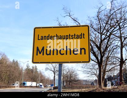 München, Bayern, Deutschland 06. Febbraio 2024: Hier der Blick auf das Ortsschild, Ortstafel der Landeshauptstadt München, Verkehrsschild *** Monaco di Baviera, Baviera, Germania 06 febbraio 2024 qui la vista del cartello del toponimo, del toponimo della capitale Monaco di Baviera, del cartello stradale Foto Stock