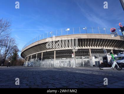 München, Bayern, Deutschland 06. Febbraio 2024: Hier der Blick auf die Westkurve des Grünwalder Stadion, Städtisches Stadion an der Grünwalder Strasse, Fussball, Fussballstadion, TSV 1860 München, FC Bayern München Amateure, Türkgücü, Tribüne, Aussenansicht *** Monaco di Baviera, Baviera, Germania 06 febbraio 2024 Ecco la vista della curva ovest dello Stadion Grünwalder, stadio municipale su Grünwalder Strasse, calcio, stadio, TSV 1860 Monaco, FC Bayern Monaco Amateurs, Türkgücü, Grandstand, vista esterna Foto Stock